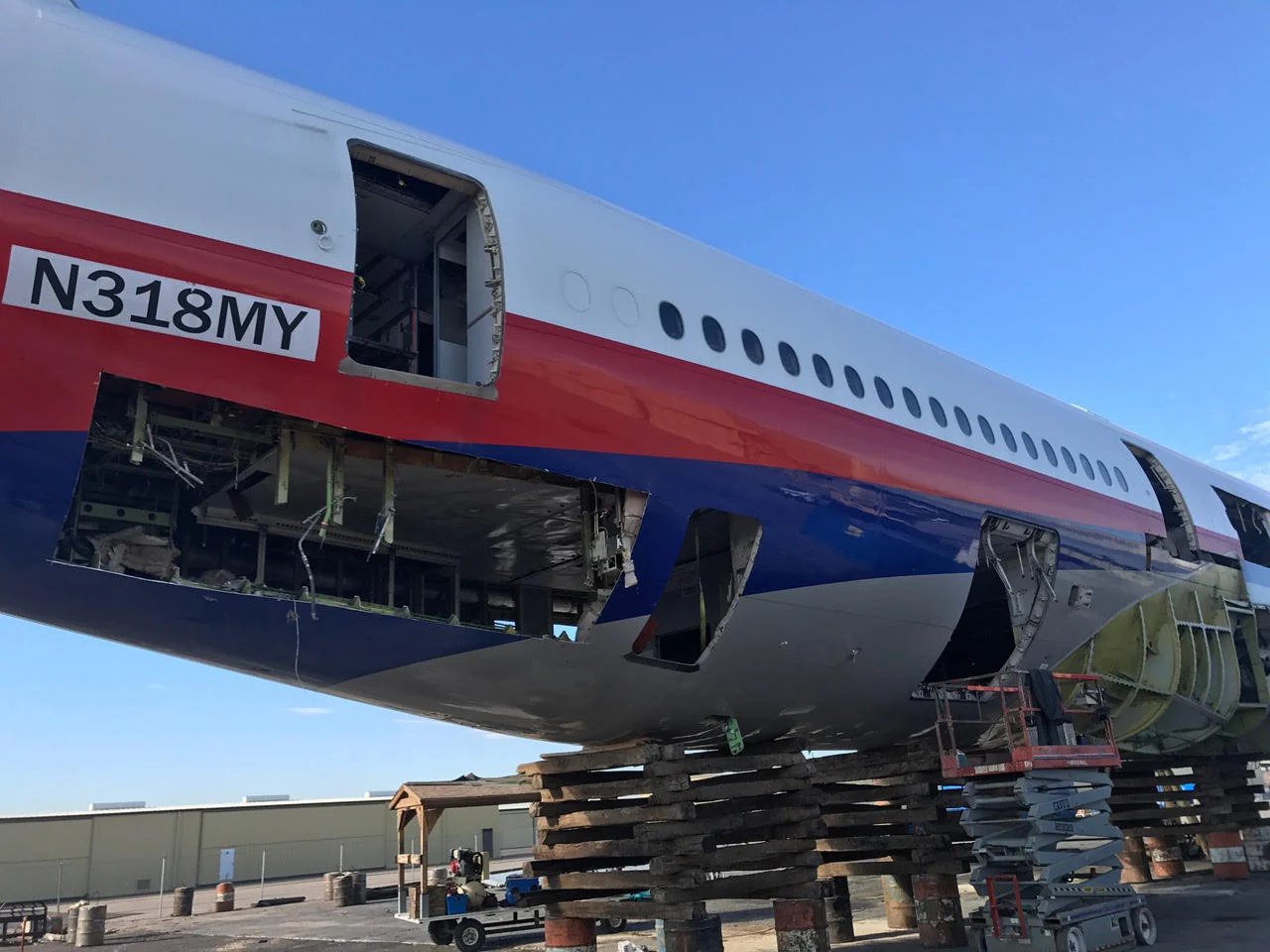 Boeing 777 - N318MY - Image 7